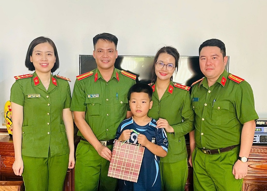 Công an xã Hợp Tiến trao yêu thương nhân Ngày Quốc tế Thiếu nhi 1/6